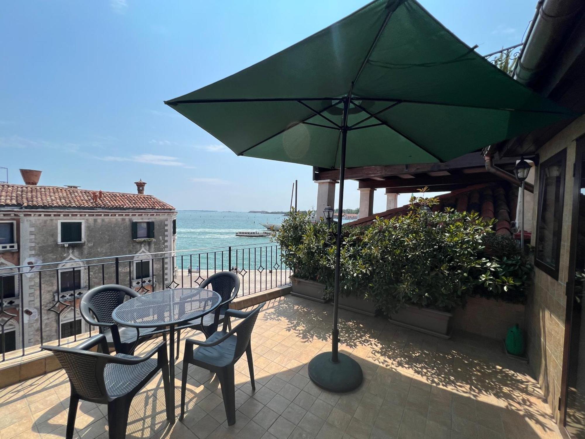 Ca' Delfina Holiday Home เวนิส ภายนอก รูปภาพ