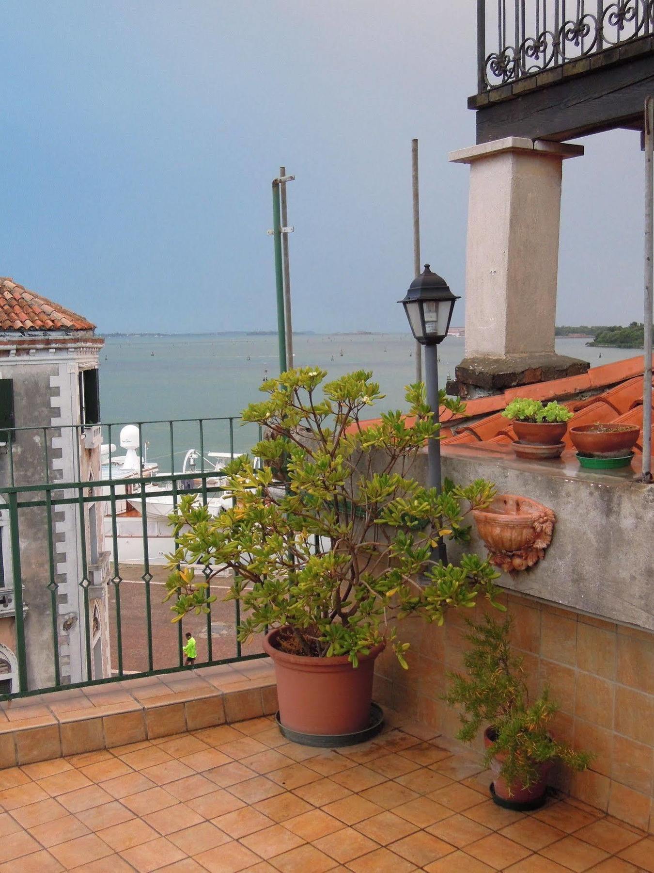 Ca' Delfina Holiday Home เวนิส ภายนอก รูปภาพ