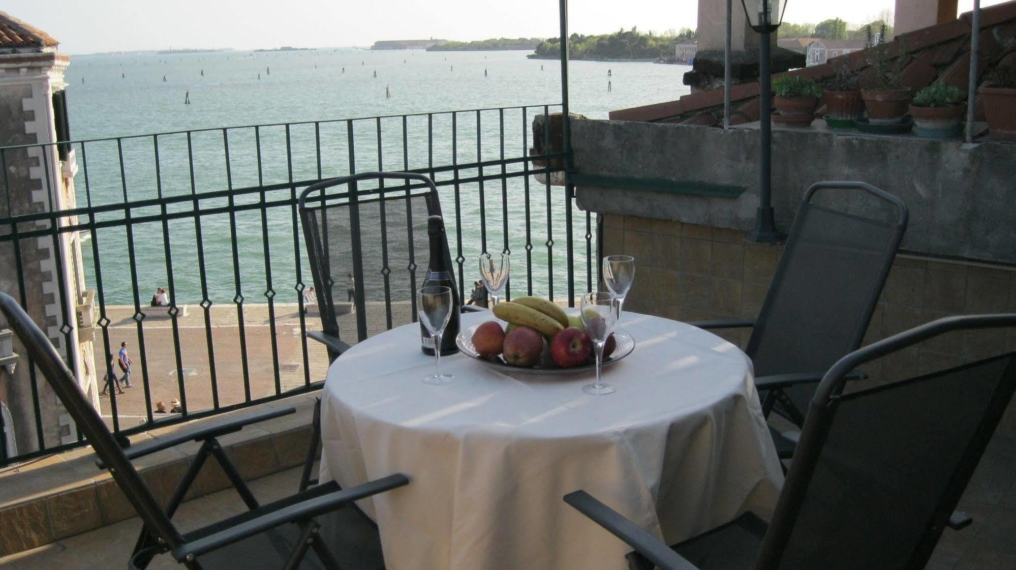 Ca' Delfina Holiday Home เวนิส ภายนอก รูปภาพ